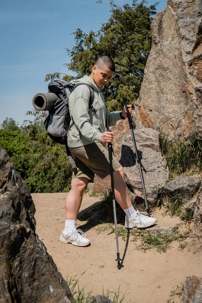 Young Short Haired Female Hiker Backpack Holding Trekking Poles Looking — Stock Photo, Image