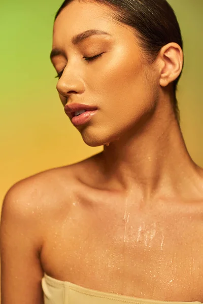 水合作用 年轻的亚洲女人 赤身裸体 身体湿透 呈渐变绿色背景 护肤运动 美容美发 皮肤发亮 — 图库照片
