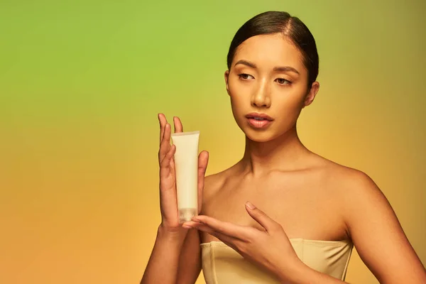 Belleza Cuidado Piel Presentación Del Producto Mujer Asiática Joven Con — Foto de Stock