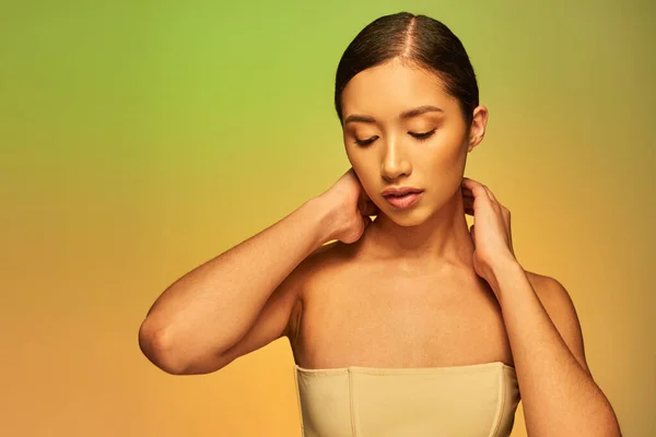 Schönheitsfotografie Asiatische Frau Mit Brünetten Haaren Und Nackten Schultern Posiert — Stockfoto