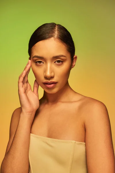 Schönheitsfotografie Asiatische Frau Mit Brünetten Haaren Und Nackten Schultern Posiert — Stockfoto