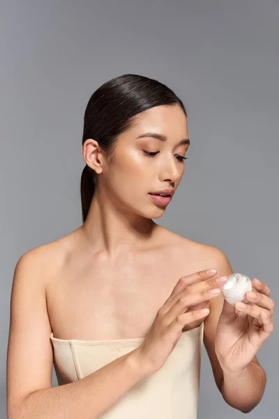 Schönheitskampagne Hautpflege Junge Asiatische Frau Mit Brünetten Haaren Hält Kosmetikdose — Stockfoto