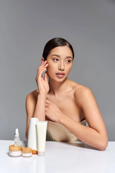 Szépség Trend Bőrápolás Fiatal Ázsiai Barna Haj Pózol Közelében Kozmetikai — Stock Fotó