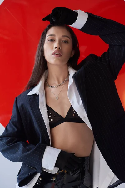 Moda Nervosa Jovem Mulher Asiática Sutiã Camisa Branca Blazer Posando — Fotografia de Stock