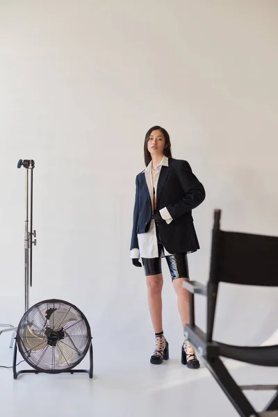 Kühnen Stil Studiofotografie Junge Asiatische Frau Stilvollem Look Posiert Auf — Stockfoto