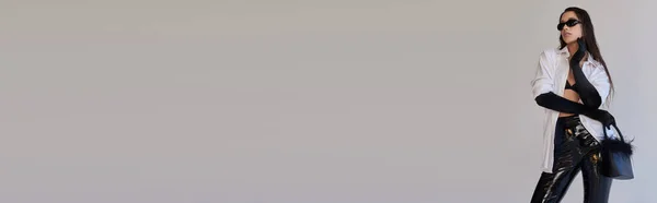 스타일 배경에 깃털이 핸드백을 선글라스를 라텍스 반바지를 개념적 현수막 — 스톡 사진