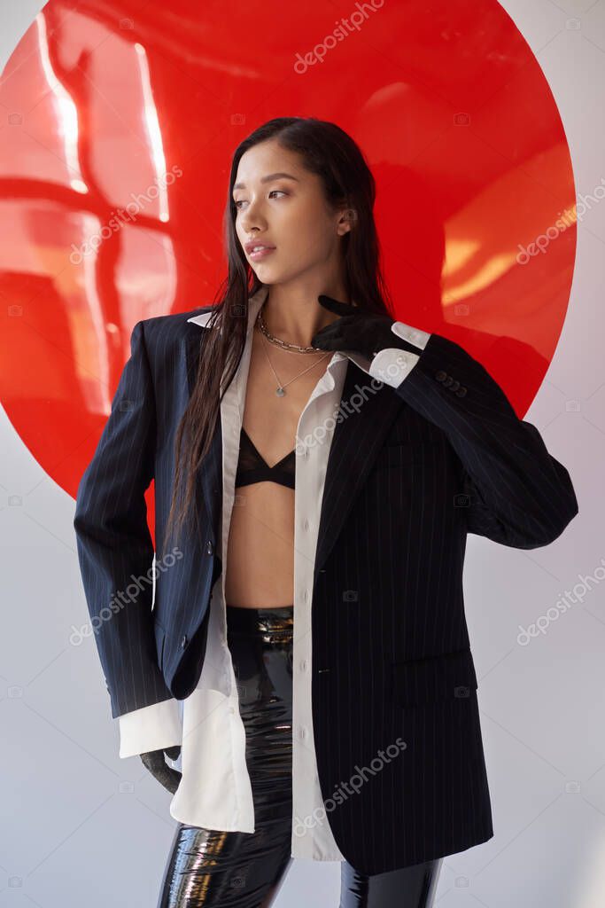 Estilo vanguardista ropa mujer sale