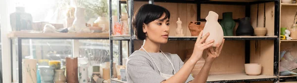 Jovem Asiática Oleiro Feminino Avental Segurando Escultura Cerâmica Enquanto Está — Fotografia de Stock