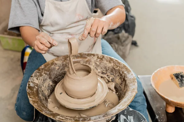 Cropped View Fmale Artisan Apron Holding Clay While Making Vase — Stock Photo, Image