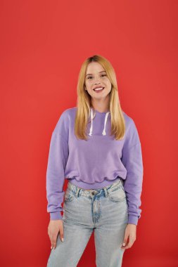 Doğal güzellik, gençlik modası, mercan arka planında poz veren sarışın genç kadın, mutluluk, kameraya bakmak, canlı renkler, moda ileri, modern birey, model 