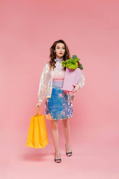 Gyönyörű Fiatal Cipelő Bevásárló Táskák Élelmiszertáska Álló Rózsaszín Háttér Konceptuális — Stock Fotó
