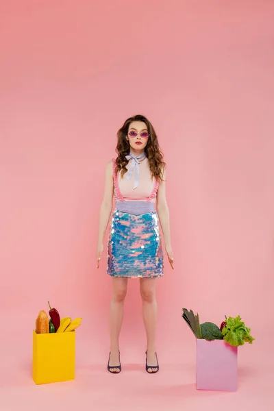 Huisvrouw Concept Aantrekkelijke Jonge Vrouw Zonnebril Poseren Als Een Pop — Stockfoto