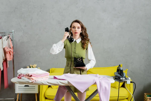 Hushållsarbete Koncept Vacker Kvinna Med Vågigt Hår Talar Retro Telefon — Stockfoto
