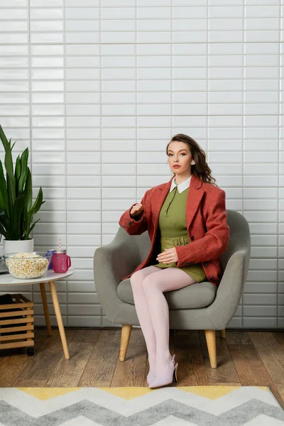 Konzeptfotografie Junge Frau Mit Brünetten Welligen Haaren Sitzt Auf Bequemen — Stockfoto