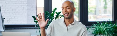 myasthenia gravis, video çağrısında göz sendromlu cesur Afrikalı Amerikalı işadamı, ptosis sendromlu koyu tenli ofis çalışanı, çeşitlilik ve kapsama alanı, pankart 