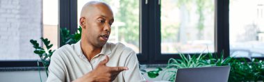 Myasthenia Gravis, videoda projeyi tartışırken göz sendromlu cesur Afro-Amerikan iş adamı, ptosis sendromlu koyu tenli ofis çalışanı, kapsama, afiş. 