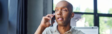 Telefon görüşmesi, Myasthenia Gravis hastalığı olan Afro-Amerikan adam akıllı telefondan, telefonla konuşuyor, koyu tenli ve ptoz sendromlu ofis çalışanı, kapsama, afiş. 