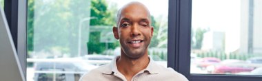 Kapsama, Myasthenia Gravis hastalığı olan mutlu Afro-Amerikan erkeği kameraya bakıyor, koyu tenli ofis çalışanı ptosis sendromu, profesyonel vesikalık fotoğrafları, afiş. 