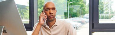 Miyastenia hastalığı, işteki cesur Afro-Amerikan erkeği, ptosis sendromlu koyu tenli ofis çalışanı akıllı telefon, kapsama, şirket kültürü, monitör, afiş. 