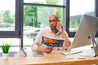 Miyastenia hastalığı, işteki cesur Afro-Amerikan erkeği, ptosis sendromlu koyu tenli ofis çalışanı akıllı telefon, dahil etme, şirket kültürü, monitörde konuşurken çizelgeleri tartışıyor. 