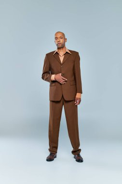 kronik hastalık, miastenya gravis 'i olan cesur Afro-Amerikan erkeği gri arka planda duran koyu tenli, resmi giyinmiş, çeşitlilik ve kapsama içinde, gerçek insanlar, tam boy 