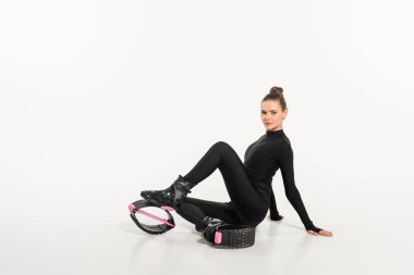 atlama ve aktif giyinme, kangoo atlama, aktif yaşam tarzı, kardiyo için spor kadın