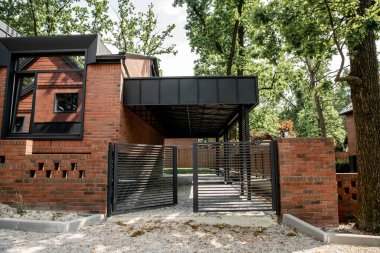 Emlak piyasası, tuğla evi metal çitli ve büyük pencereli.