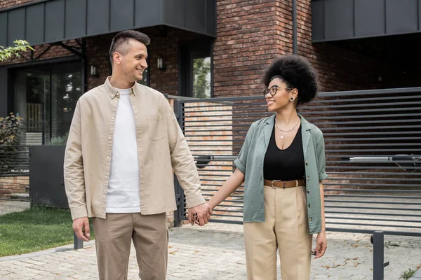 Delighted Interracial Couple Happy Property Owners Embracing New House City — Stock Photo, Image