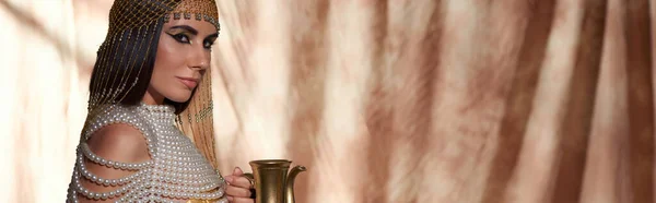 Елегантна Жінка Єгипетській Головній Убірці Верхній Частині Перлини Тримає Золотий — стокове фото