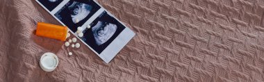 Şişeye hap, ultrason, doğmamış bebek, doğum kontrolü, kürtaj konsepti, afiş