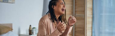 Keder, depresif Afrikalı Amerikalı kadın evde ağlıyor ve bağırıyor, düşük konsepti, afiş