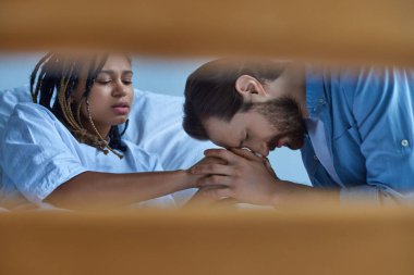 Düşük konsepti, Afrikalı Amerikalı kadın yas tutan kocanın elini tutuyor, hastane koğuşu, keder