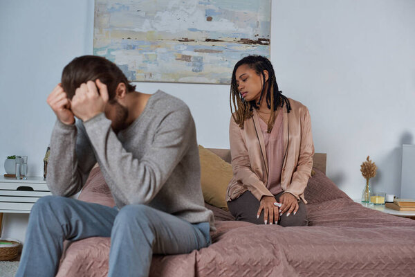 грустный африканский американец с тестом на беременность, пара принятия решения, концепция аборта, спальня