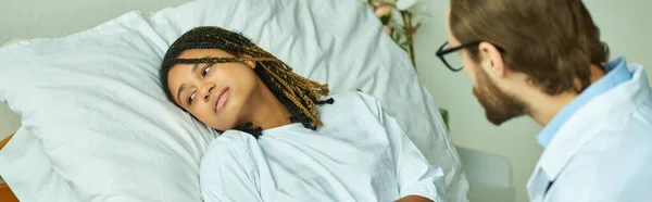 Médico Casaco Branco Acalmando Triste Mulher Americana Africana Enfermaria Particular — Fotografia de Stock