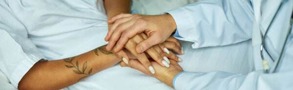 урожай, доктор в белом халате, рука африканской американки, частная палата, выкидыш, баннер