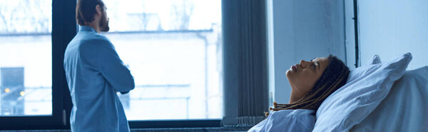 концепция выкидыша, африканская американка скорбящая, лежащая в больничной койке рядом с мужем, баннер