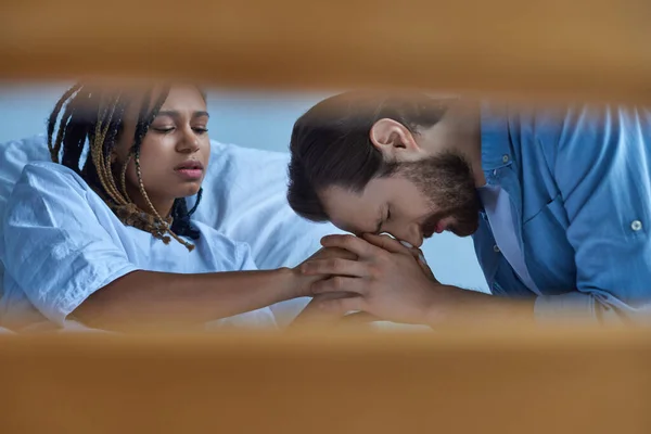 流産コンセプト アフリカ系アメリカ人女性 悲しみを抱える夫 病院病棟 悲しみ — ストック写真