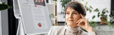 Hayalperest orta yaşlı iş kadını ofisinden uzaklaşıyor, proje planlama, pankart