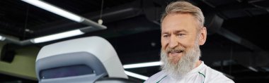 Mutlu ve sakallı adam koşu bandı, kardiyo, spor, yaşlı sporu, aktif son sınıf, afiş üzerinde egzersiz yapıyor.