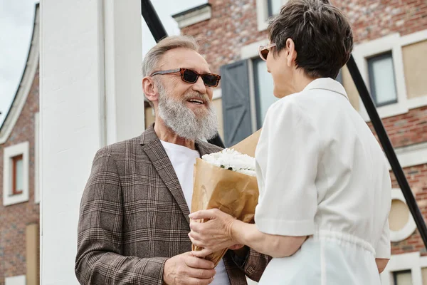 Tiefblick Älteres Paar Mit Sonnenbrille Positiver Mann Sieht Frau Mit — Stockfoto
