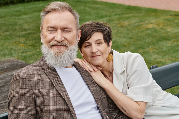 влюбленная старшая пара, пожилая женщина, опирающаяся на плечо мужчины, мужа и жены, на открытом воздухе, романтика