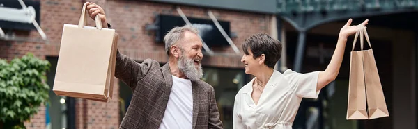Banner Aufgeregtes Und Älteres Paar Mit Einkaufstüten Stadtleben Glücklicher Mann Stockfoto
