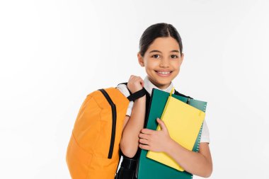 Elinde not defterleri ve sırt çantasıyla mutlu okul kızı, yeni okul yılı konsepti, öğrenci