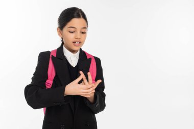 Esmer liseli kız parmaklarını beyaza, üniformalı öğrenciye, eğitime ve zekiye emanet ediyor.