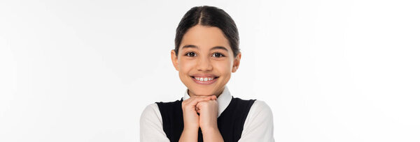счастливая школьница в черном жилете глядя на камеру изолированы на белом, школьная форма, взволнован, баннер