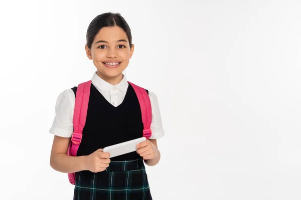 Digitales Zeitalter Glückliches Schulmädchen Mit Rucksack Smartphone Isoliert Auf Weißem — Stockfoto