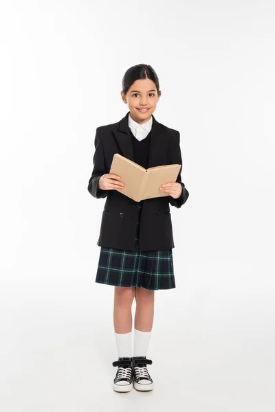 Glad Skolflicka Uniform Läsning Bok Brunett Student Vit Bakgrund Full — Stockfoto