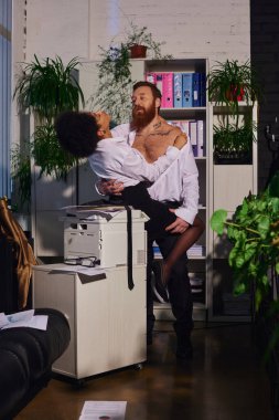 Tutku ve baştan çıkarma, sakallı iş adamı. Fotokopi makinesinin yanında seksi Afrikalı Amerikalı kadını kucaklıyor.