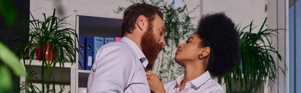 Side View Charming African American Woman Seducing Bearded Businessman Office — Stock Photo, Image