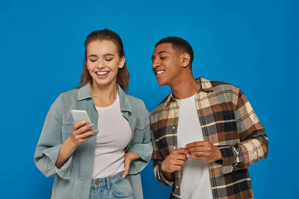 Feliz Homem Americano Africano Olhando Para Smartphone Amigo Feminino Sorrindo — Fotografia de Stock